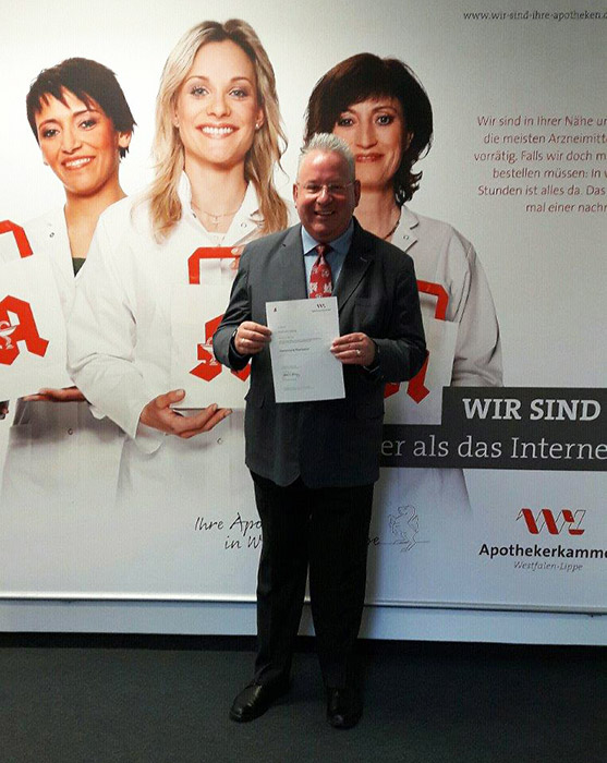 Koenig_Zertifikatsuebergabe